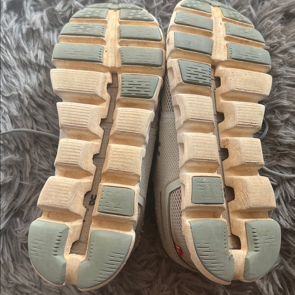 ON RUNNING - Picture 5 of 5